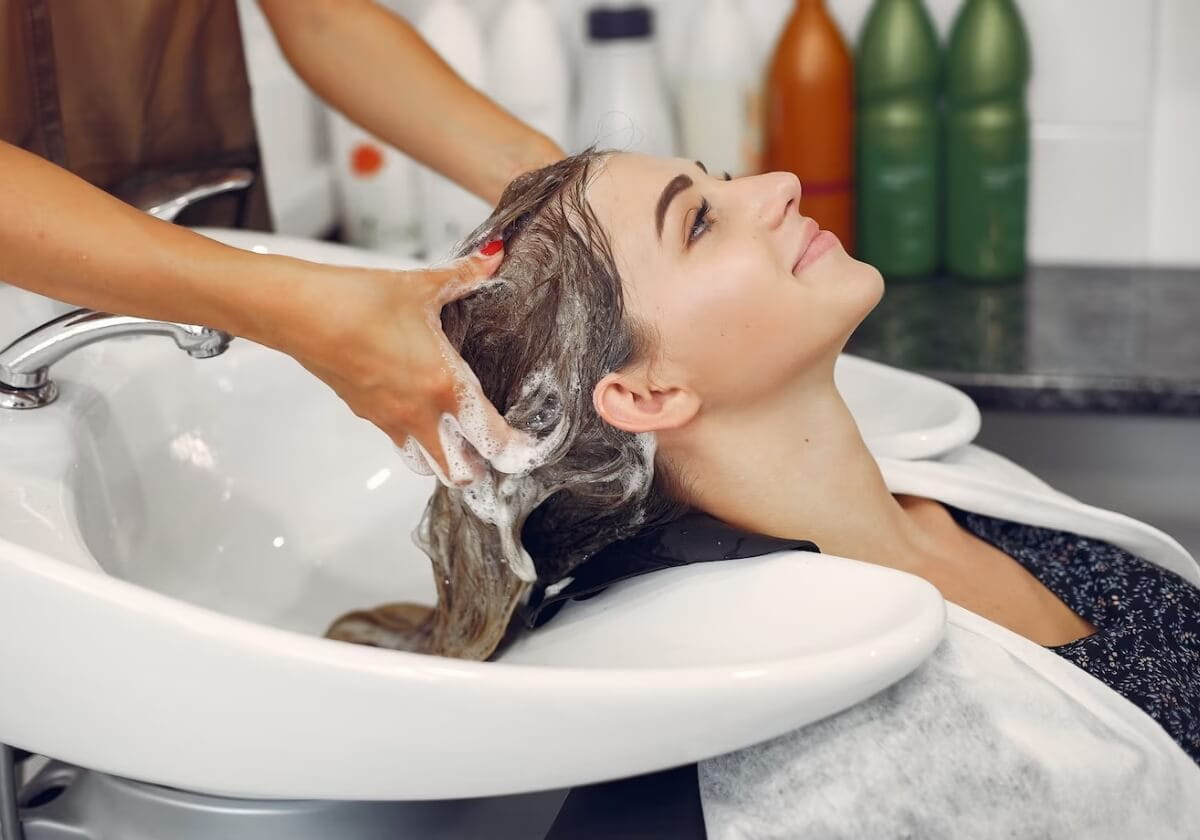 mulher lavando o cabelo em salão de beleza