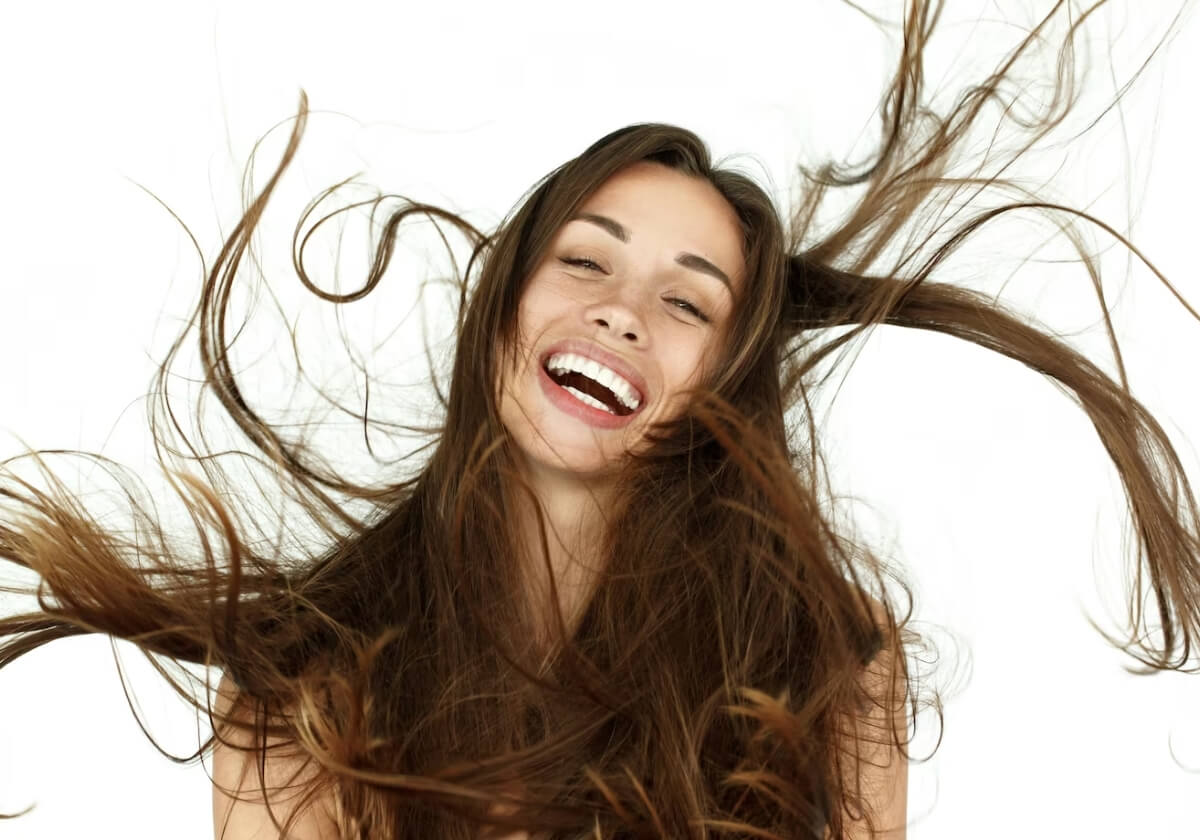 mulher sorrindo com cabelos soltos
