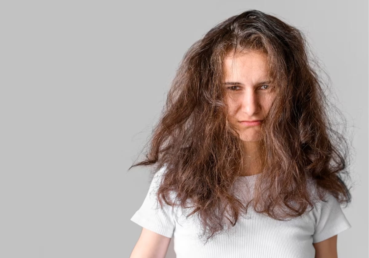 mulher com cabelo bagunçado