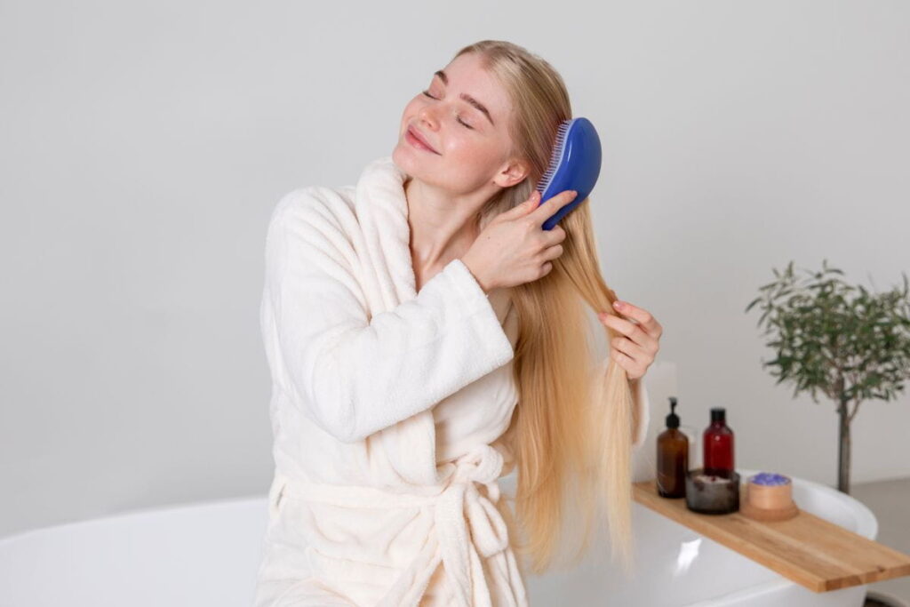 Mulher escovando cabelo loiro