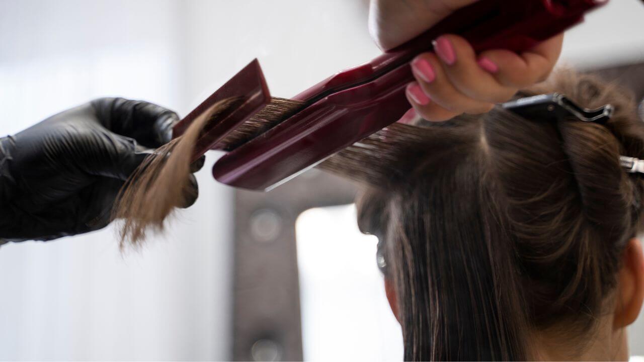 mulher recebendo processo de progressiva no cabelo
