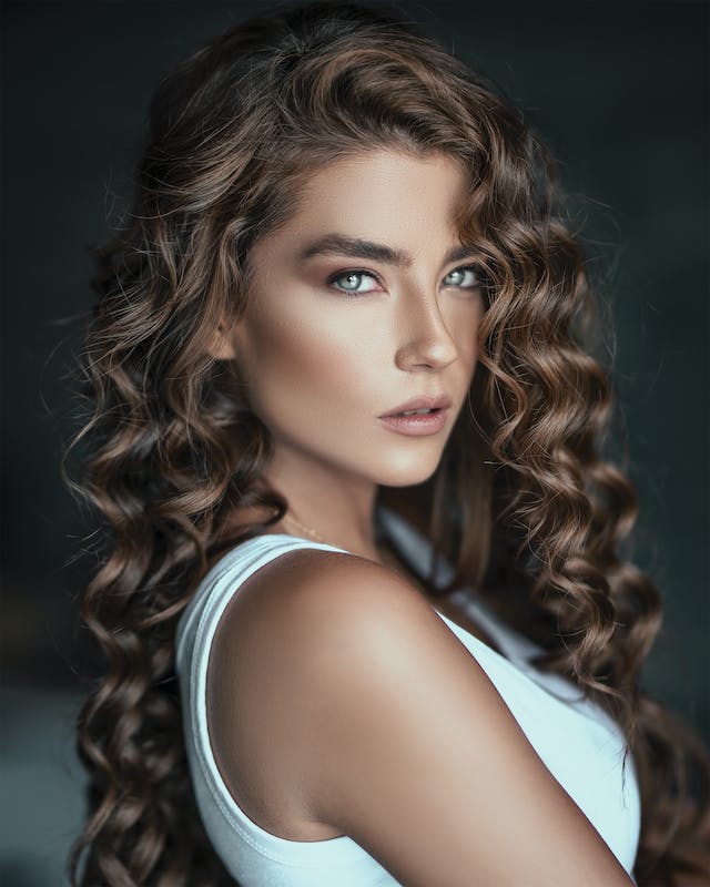 Mulher com Cabelos Cacheados
