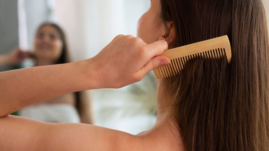 mulher penteando cabelo fino