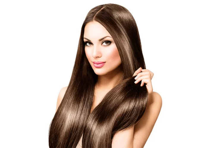 Mulher com cabelo longo e liso, sorriso encantador.