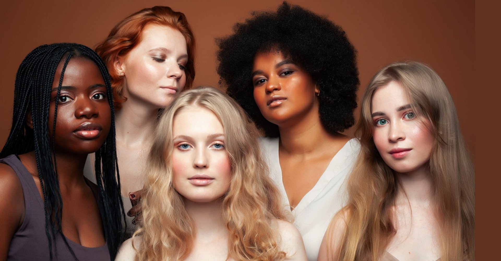 Foto de cinco mulheres com diferentes estilos de cabelo