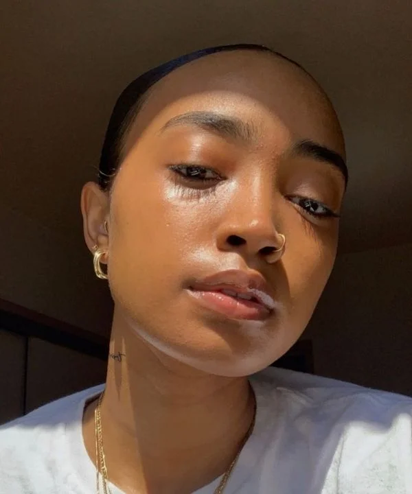 Retrato de mulher com pele iluminada e expressão suave