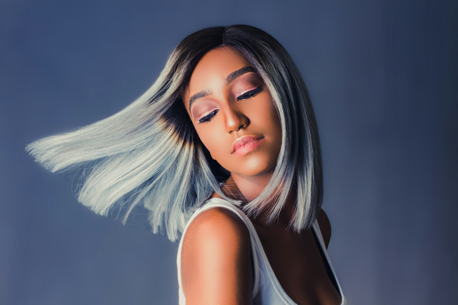 Modelo com cabelo platinado e maquiagem suave