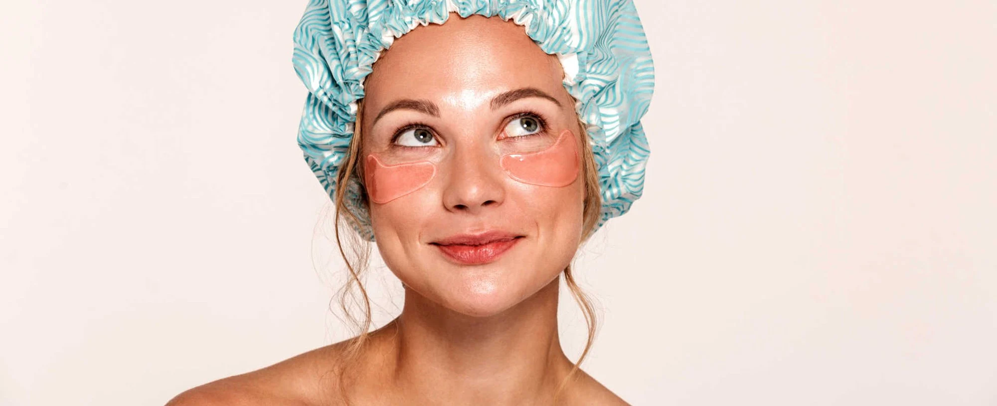 mulher usando touca com mascra no cabelo